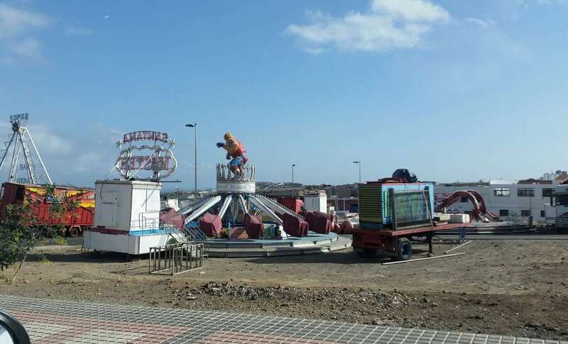 Las atracciones ya están instaladas en el improvisado recinto ferial de Picachos (Foto Jesús Ruiz Mesa)